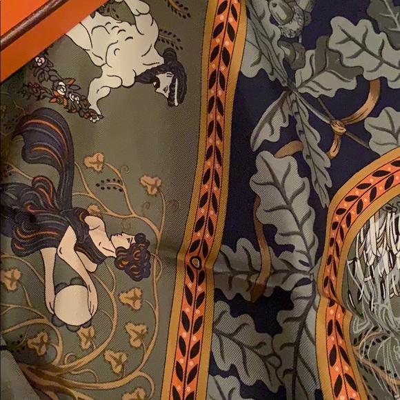 Hermès 100 💯 silk made in 🇫🇷 - Picture 2 of 4